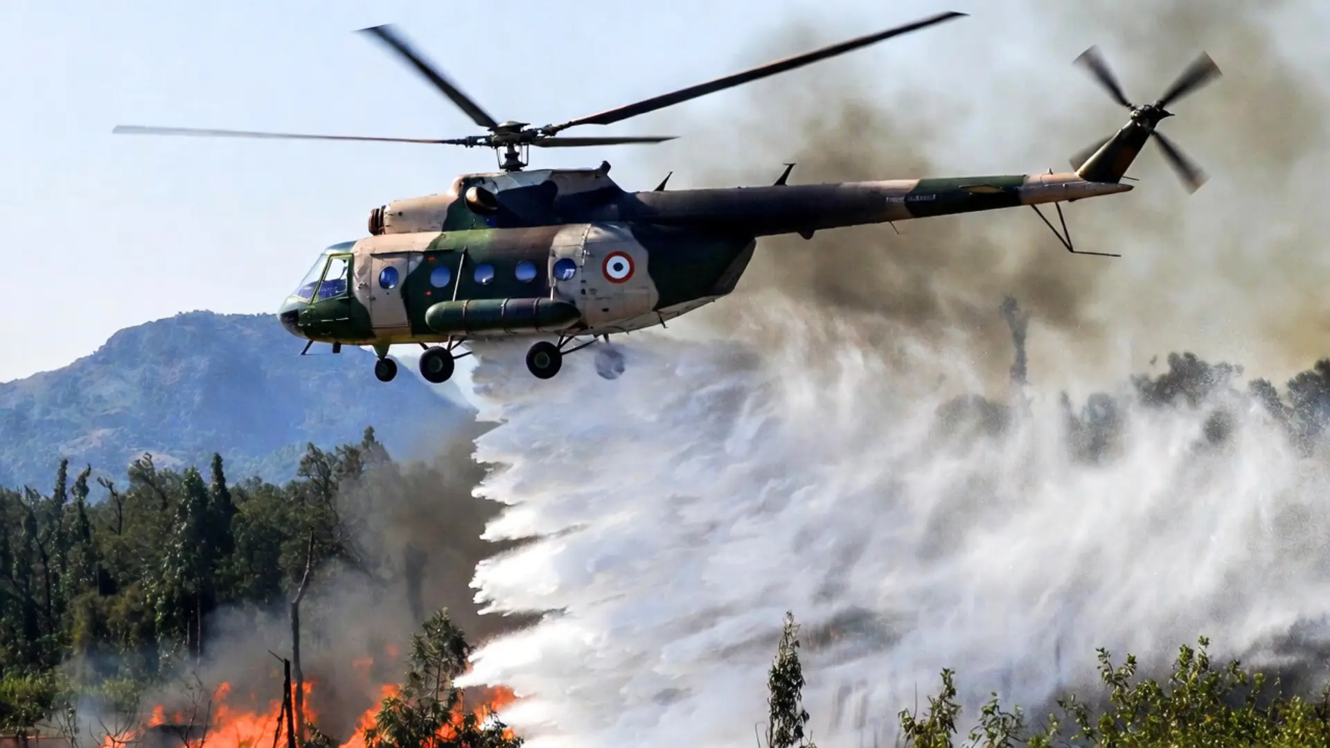 मणिपुर की जंगली आग बुझाते हुए Mi-17V5 हेलीकॉप्टर, भारतीय वायुसेना